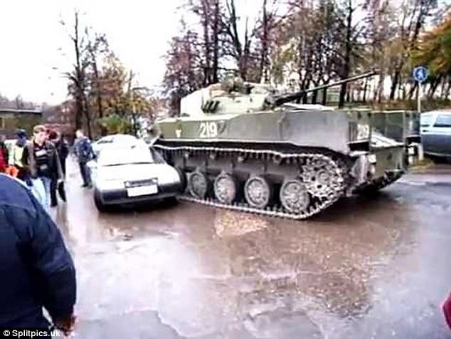 FOTOT/ Kushton miliarda dollarë, por edhe tanku prishet e ‘të lë në baltë’