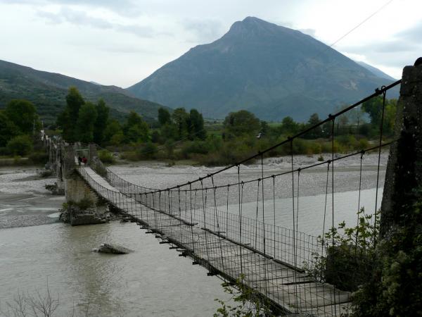 Ura e Ali Pashës rrezikon të shembet (VIDEO)