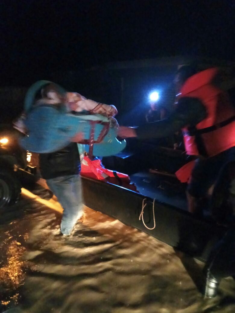 FA evakuon 23 banorë në Krujë, shpëtohet foshnja 5 muajshe (FOTOT)