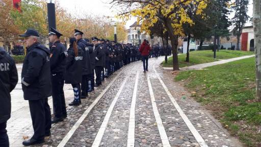 Protesta ‘blindon’ Kuvendin, kordon policie dhe tela me gjemba