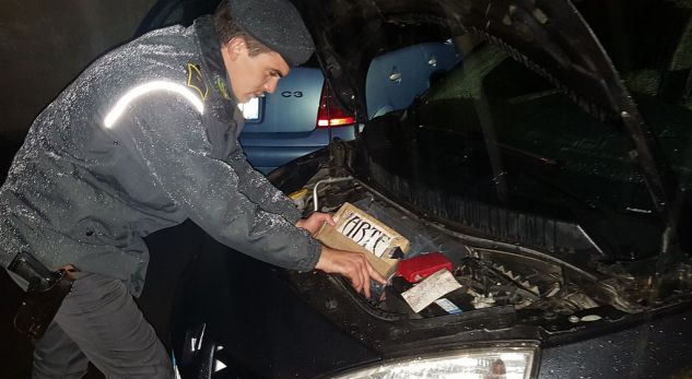 E ndalon policia, shqiptari ‘bëhet lëmsh’ me fjalët e tij, kontrolli i zbulon 60 mijë euro kokainë