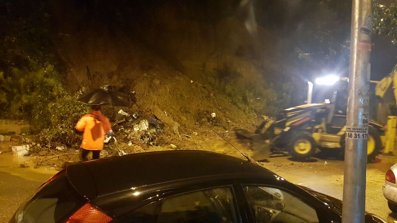 FOTOT / Reshjet e shiut, Bashkia e Tiranës ndërhyn gjatë gjithë natës për përballimin e situatës