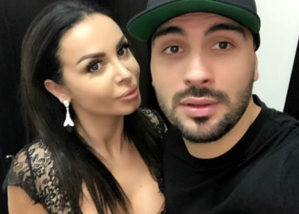 FOTO/ Marina Fara në krahët e Ledri Vulës?!