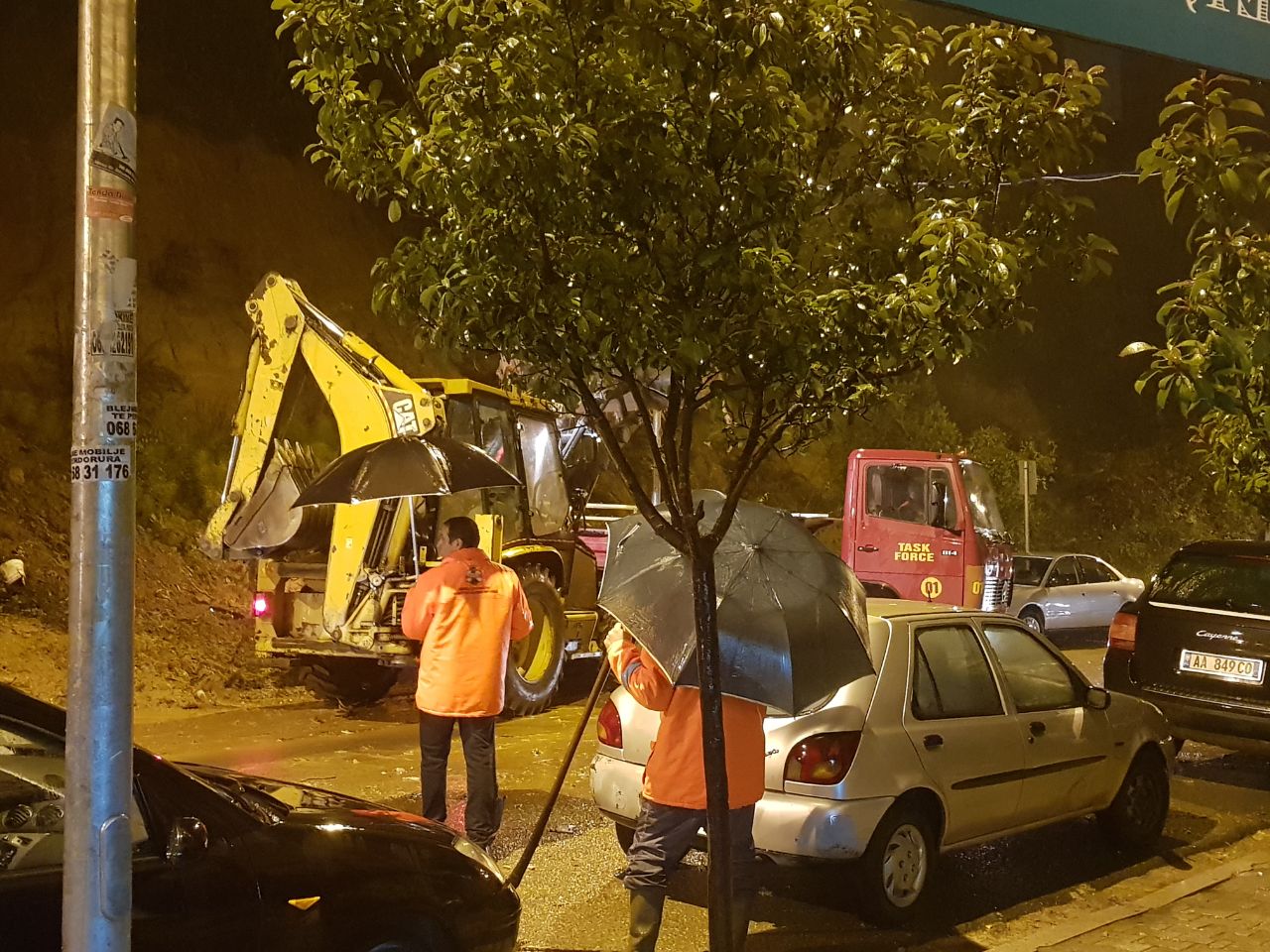 FOTOT / Reshjet e shiut, Bashkia e Tiranës ndërhyn gjatë gjithë natës për përballimin e situatës