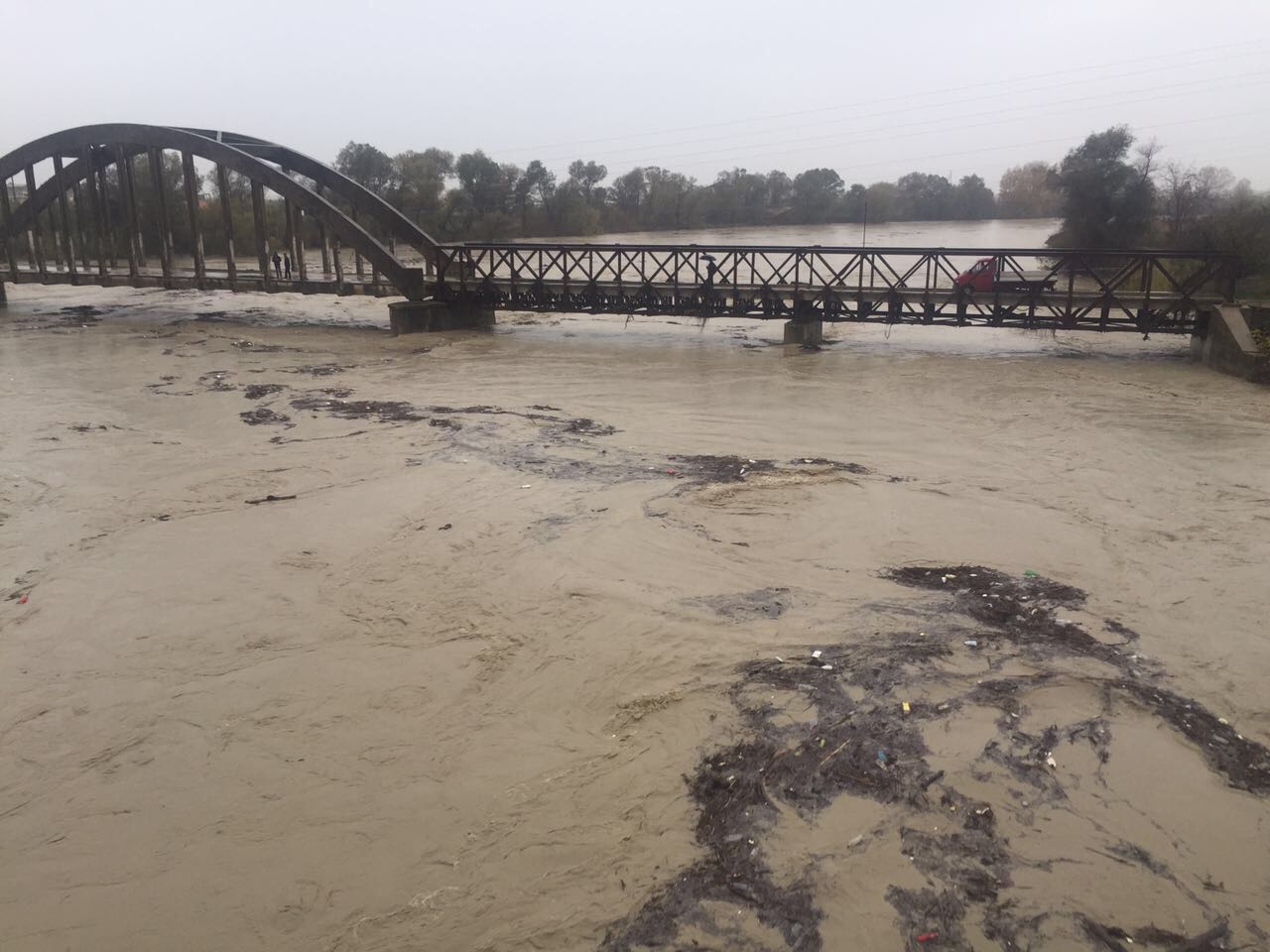 Reshjet/ Pritet rëndim i situatës në jug të vendit, Vjosa del nga shtrati