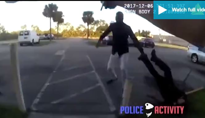 Video/ Qytetari tërheq zvarrë policin, kolegu i fut plumbin kokës