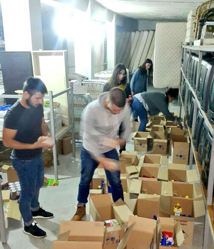 FOTOT/ Vullnetarët dhe Bashkia e Tiranës përgatisin ndihma për familjet e prekura nga përmbytjet