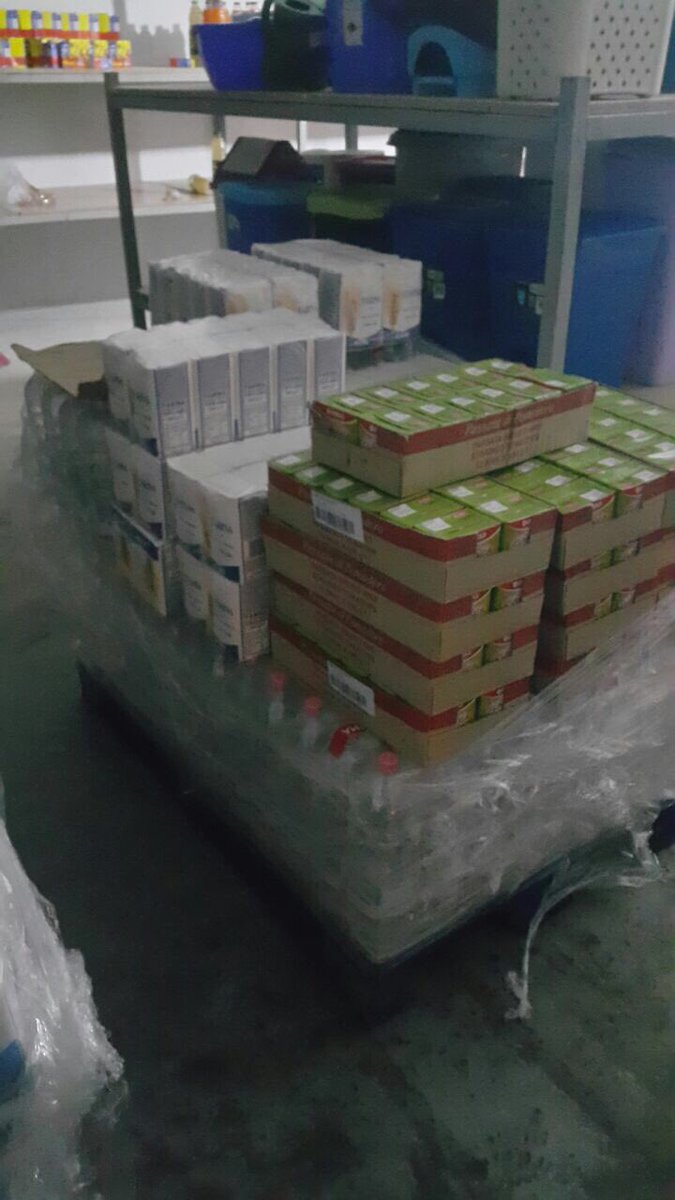 FOTOT/ Vullnetarët dhe Bashkia e Tiranës përgatisin ndihma për familjet e prekura nga përmbytjet