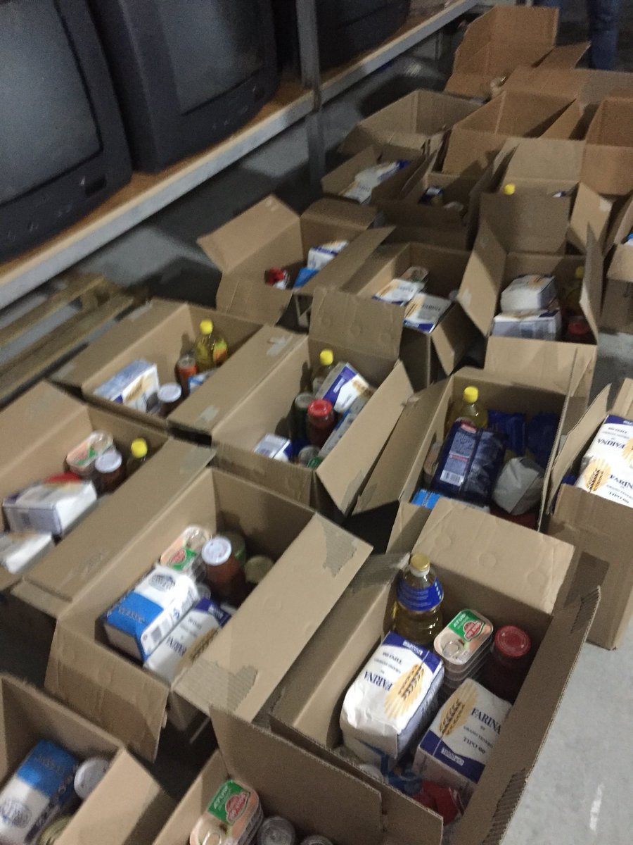 FOTOT/ Vullnetarët dhe Bashkia e Tiranës përgatisin ndihma për familjet e prekura nga përmbytjet