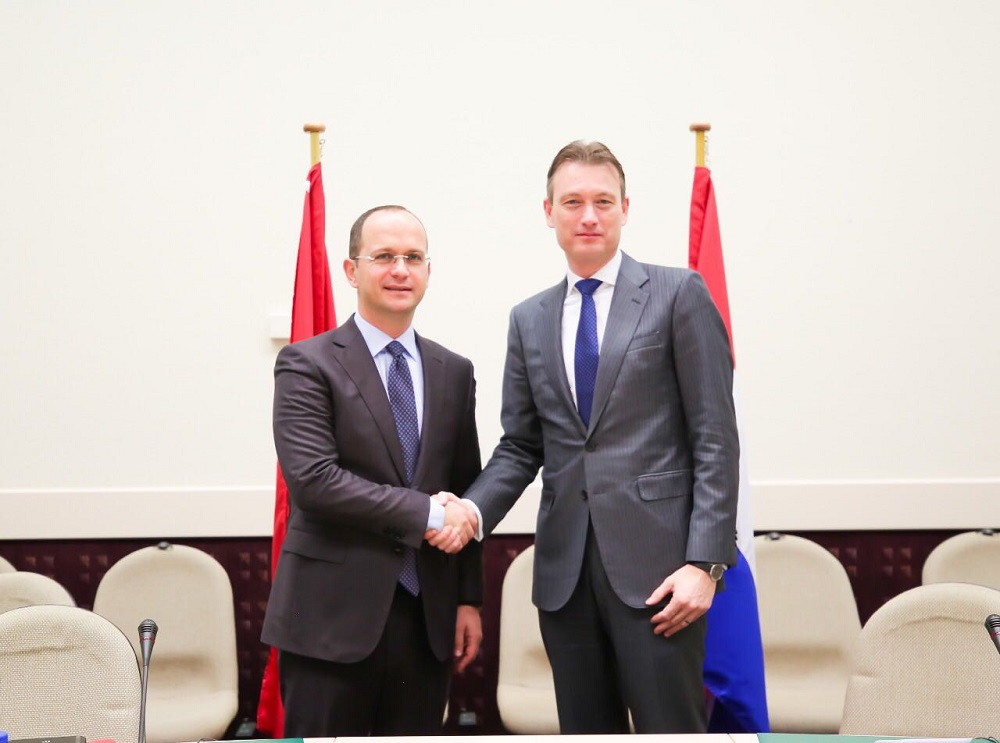 Bushati takon homologun hollandez: Paketa stimuluese për rritjen e investimeve