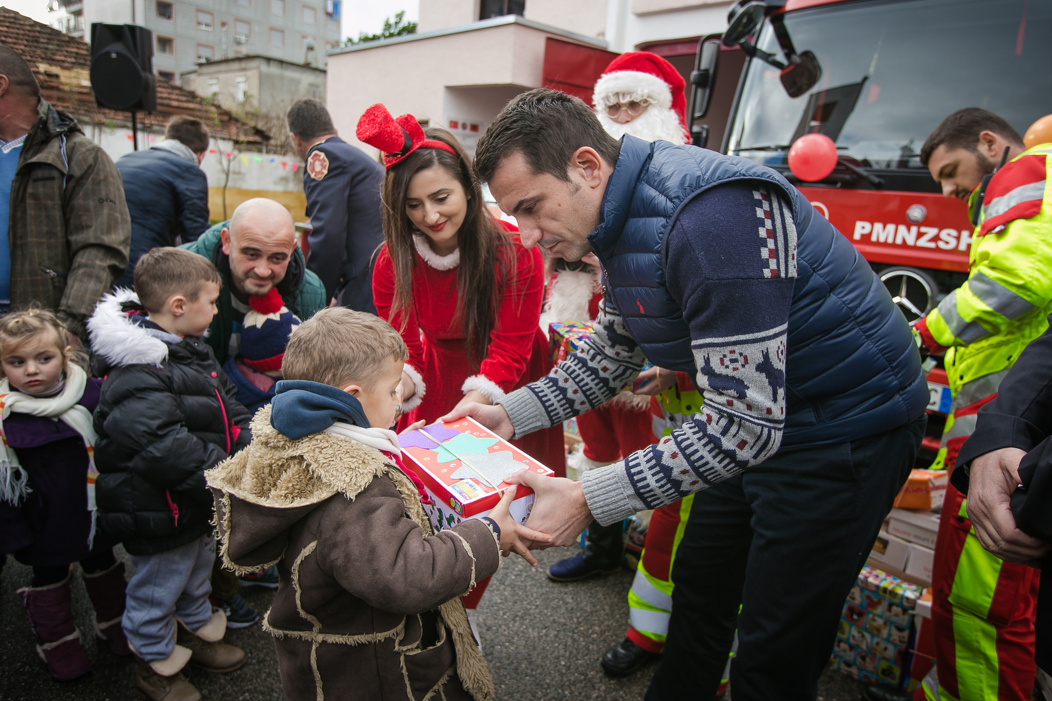 Bashkia e Tiranës shpërndan dhurata për fëmijët e punonjësve të shërbimit zjarrfikës