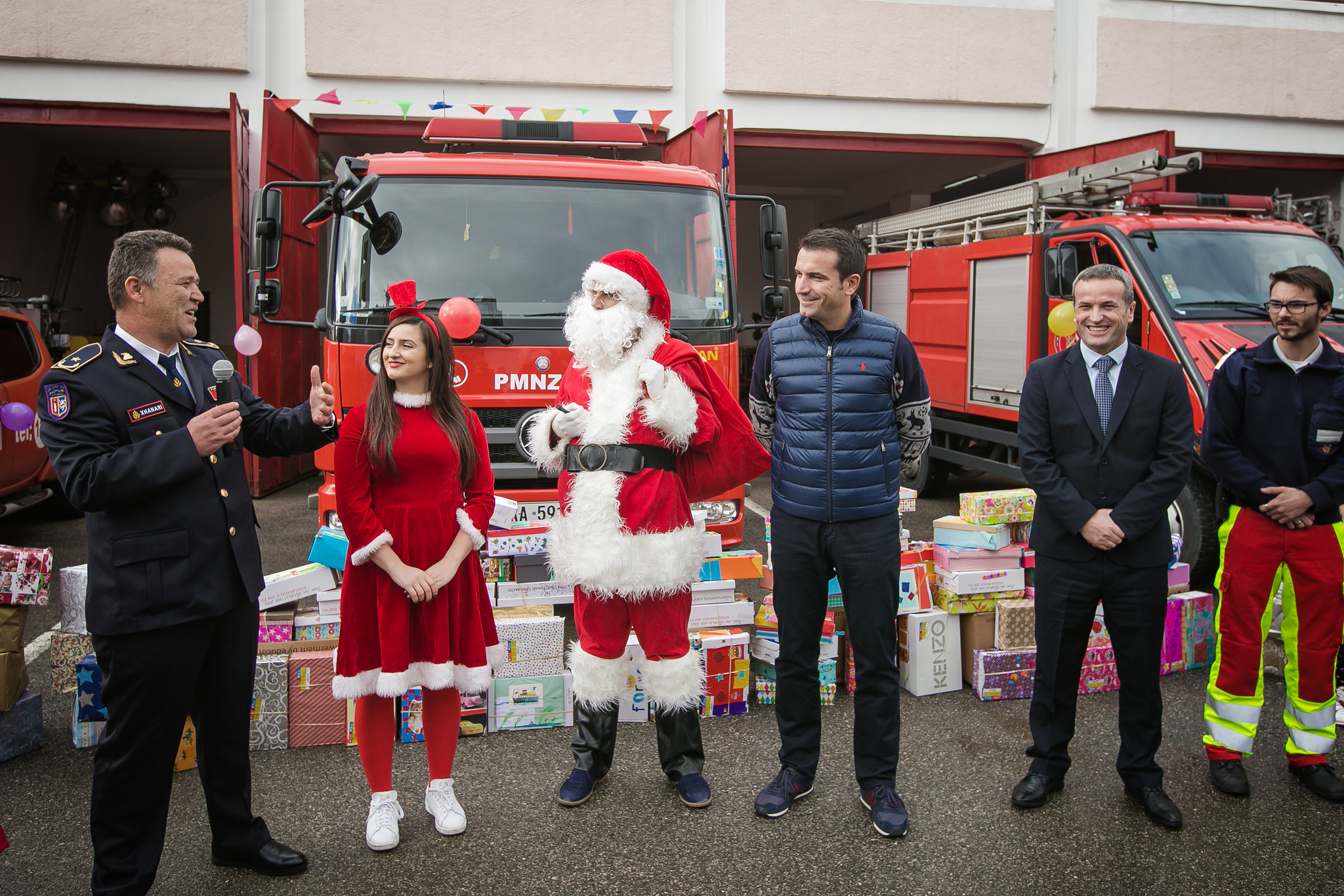 Bashkia e Tiranës shpërndan dhurata për fëmijët e punonjësve të shërbimit zjarrfikës