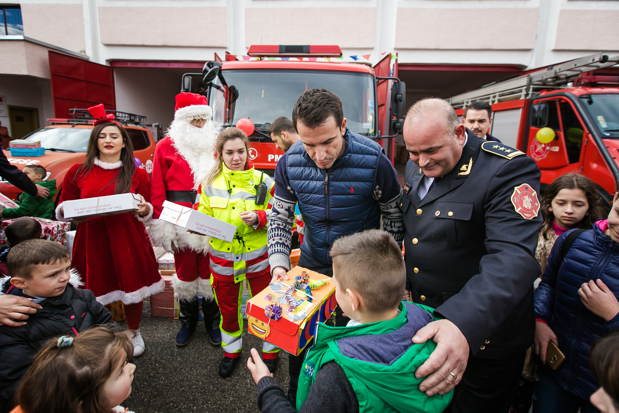 Bashkia e Tiranës shpërndan dhurata për fëmijët e punonjësve të shërbimit zjarrfikës