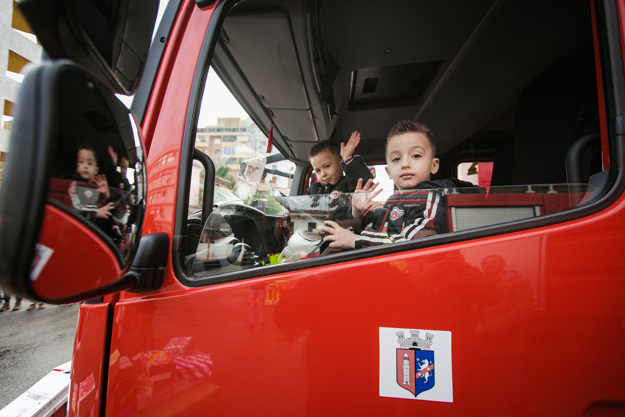 Bashkia e Tiranës shpërndan dhurata për fëmijët e punonjësve të shërbimit zjarrfikës