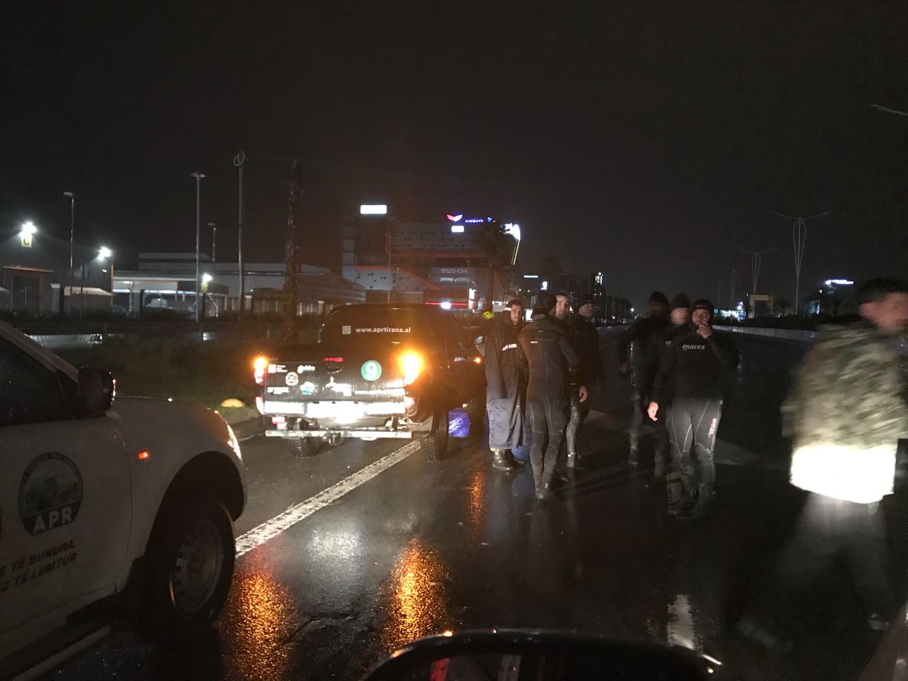 FOTOT / Reshjet e shiut, Bashkia e Tiranës ndërhyn gjatë gjithë natës për përballimin e situatës