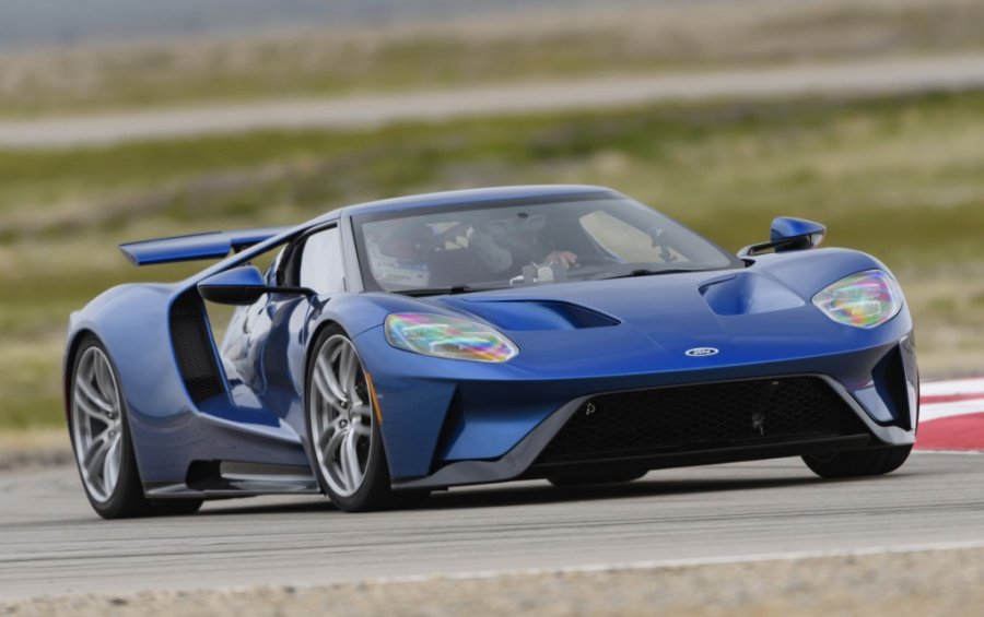 Fordi padit mundësin e njohur John Cenan për një makinë