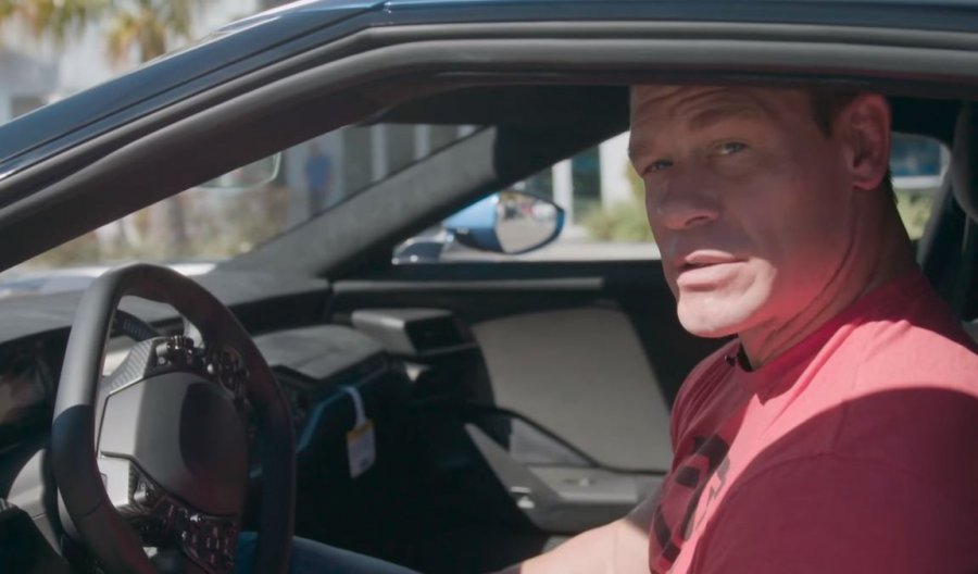 Fordi padit mundësin e njohur John Cenan për një makinë