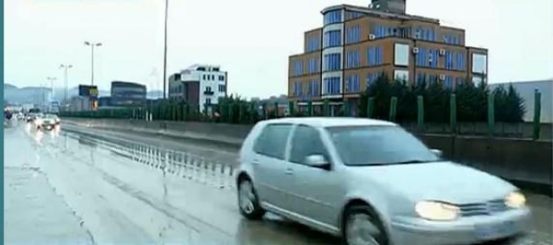 Zhbllokohet autostrada Tiranë-Durrës