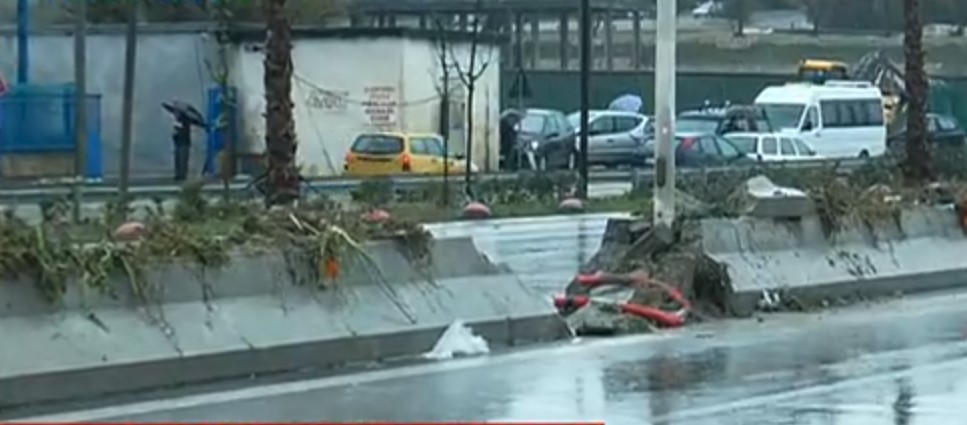 FOTOT/ Ja si paraqitet situata në autostradën Tiranë-Durrës