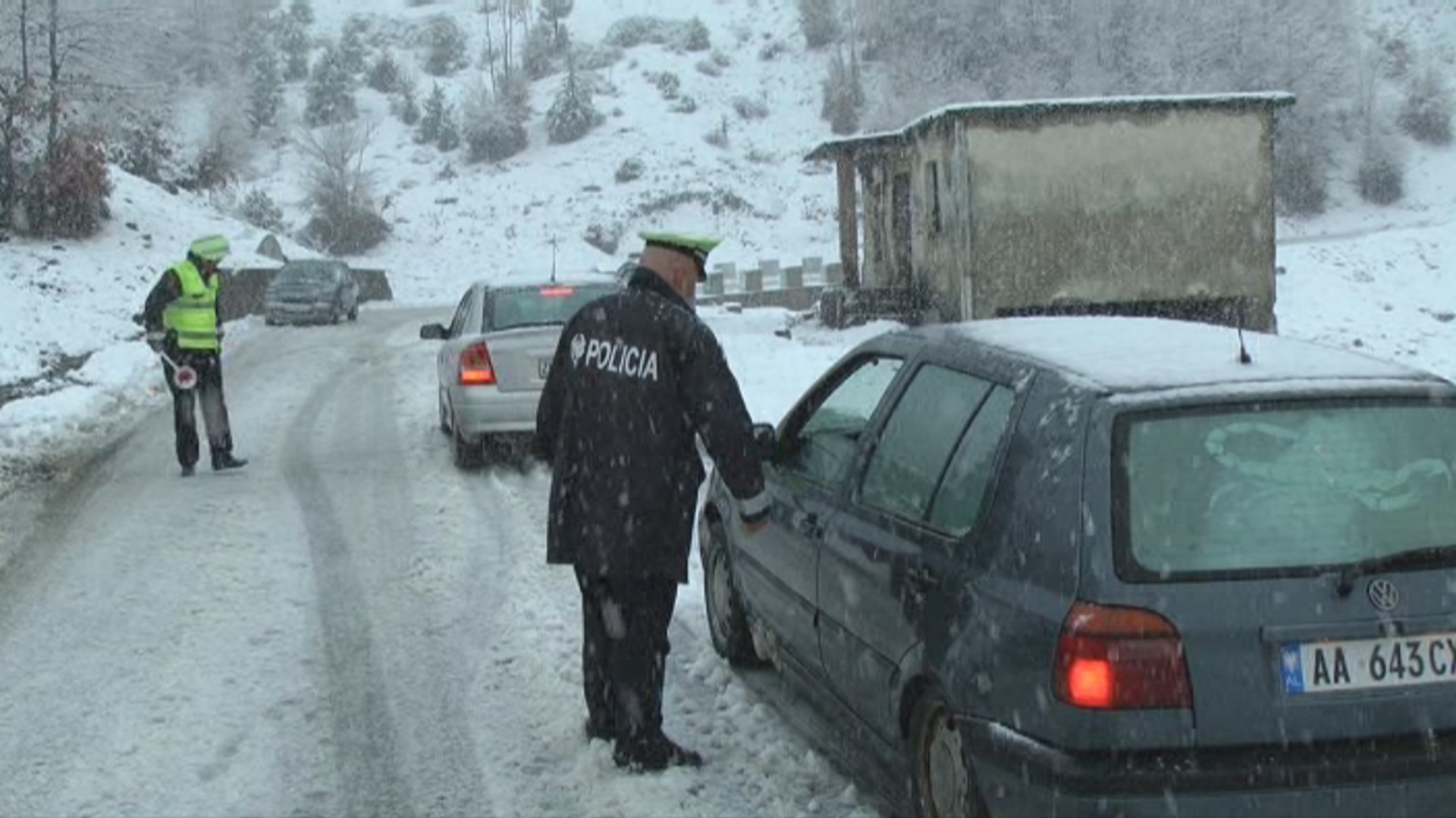 Reshjet e borës/ Pastrohet Rruga e Kombit, ja akset ku duhet të bëni kujdes