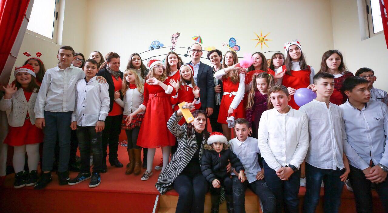 Bushati aktivitet me fëmijët e ngujuar, shpërndan dhurata dhe ka një apel për shoqërinë…