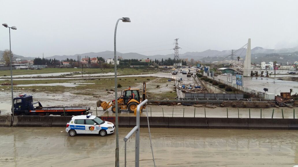 FOTOT/ Ja si paraqitet situata në autostradën Tiranë-Durrës