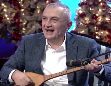 VIDEO/ Meta ‘karshillëk’ Berishës, këndon ‘live’ parodi me çifteli