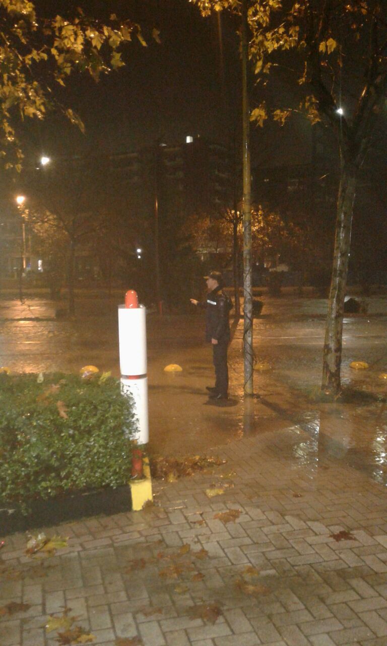 FOTOT / Reshjet e shiut, Bashkia e Tiranës ndërhyn gjatë gjithë natës për përballimin e situatës