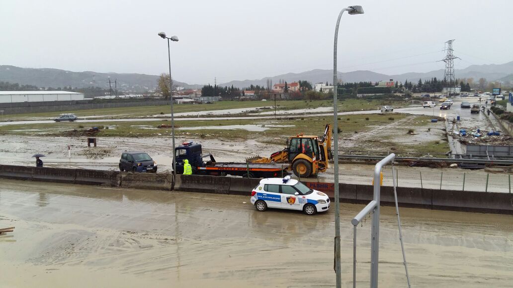 FOTOT/ Ja si paraqitet situata në autostradën Tiranë-Durrës