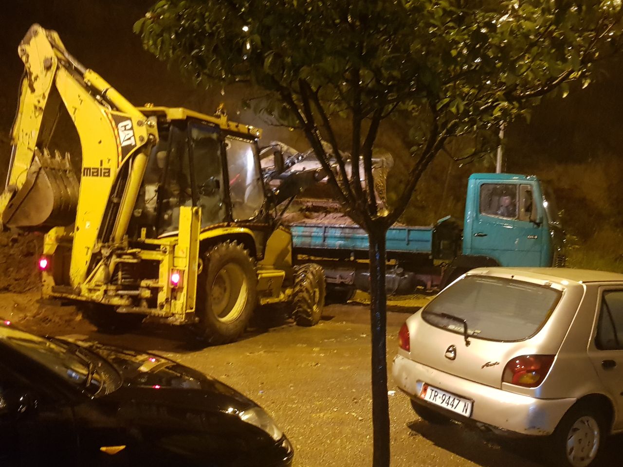 FOTOT / Reshjet e shiut, Bashkia e Tiranës ndërhyn gjatë gjithë natës për përballimin e situatës