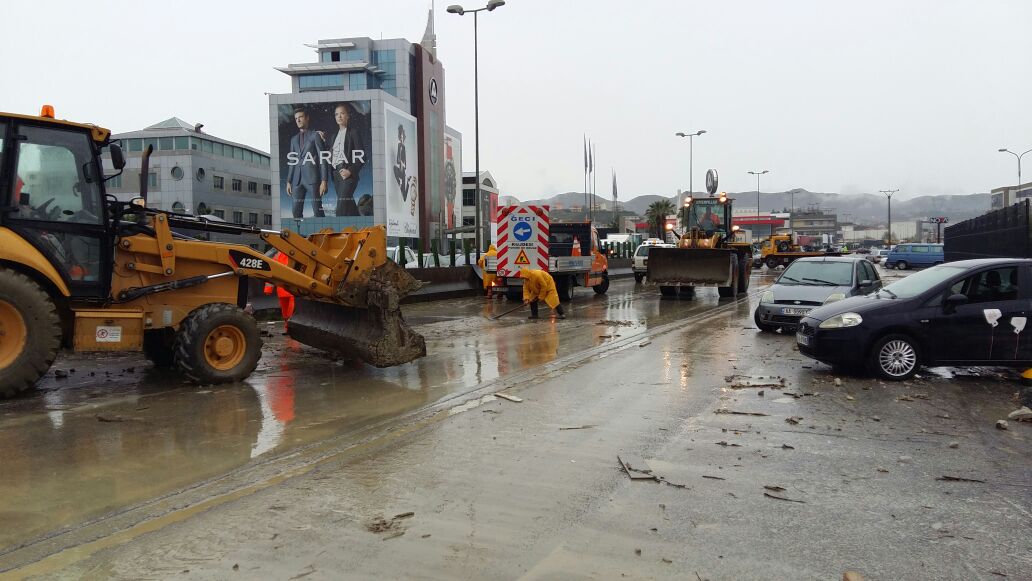 FOTOT/ Ja si paraqitet situata në autostradën Tiranë-Durrës