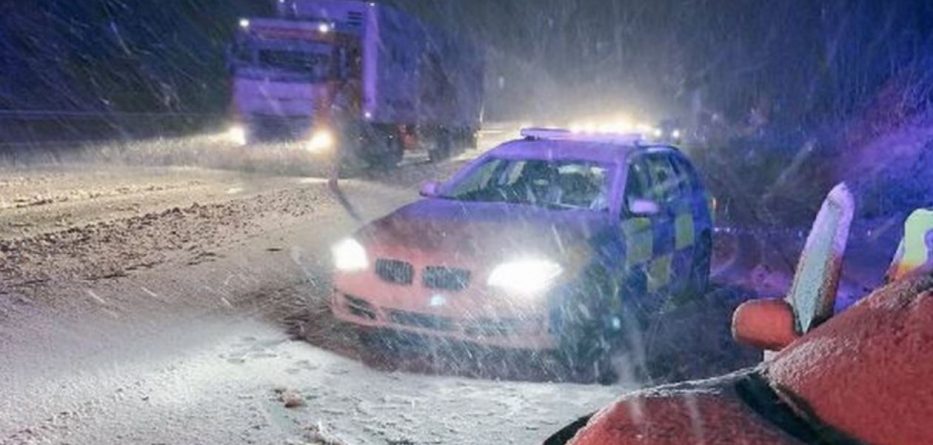 Reshjet e dendura të borës paralizojnë Mbretërinë e Bashkuar dhe veriun e SHBA