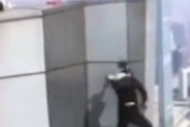 Video/ Tronditëse, i riu bie nga gradaçela 62 katëshe, vdes në vend