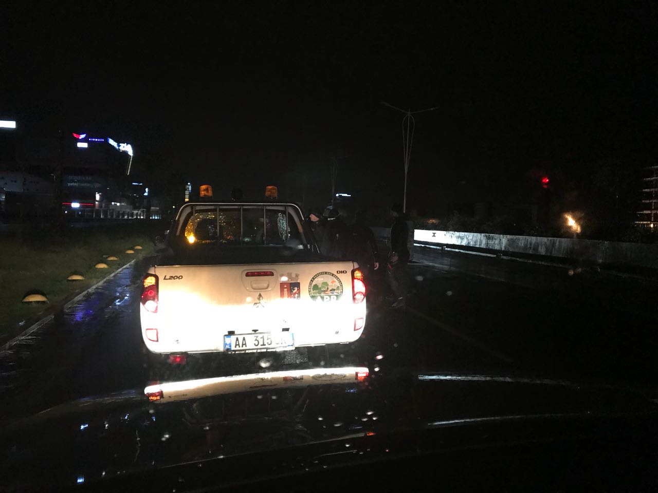 FOTOT / Reshjet e shiut, Bashkia e Tiranës ndërhyn gjatë gjithë natës për përballimin e situatës