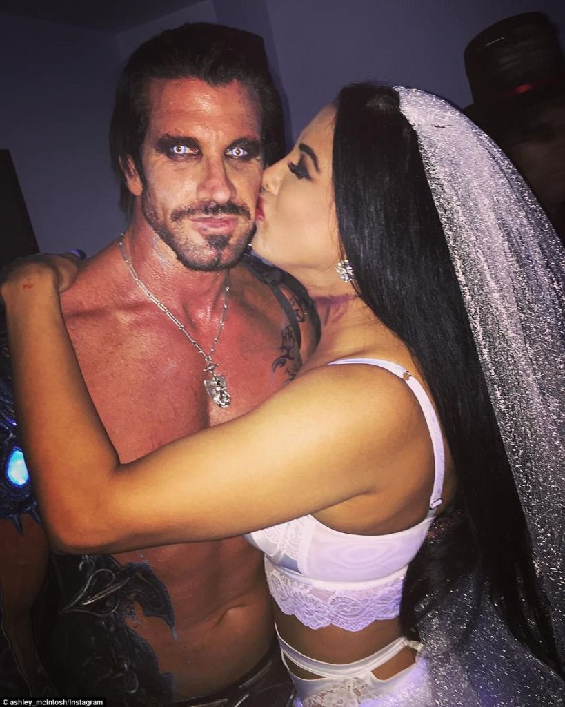 Festa e “çmendur” me alkool, drogë dhe seks…