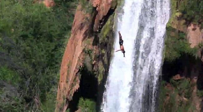 VIDEO/ Përkujton mikun e tij të ngushtë me një hedhje spektakolare nga ujvara