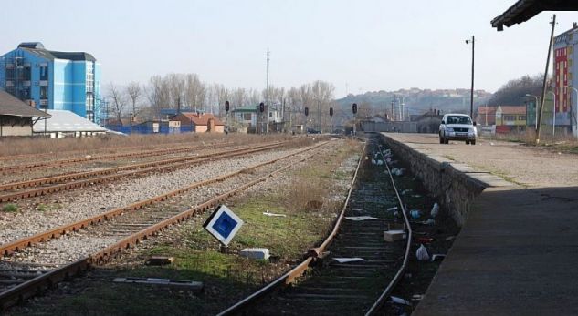 Serbët e Kosovës vendosin dhe ndalin trenin Mitrovicë-Kralevë