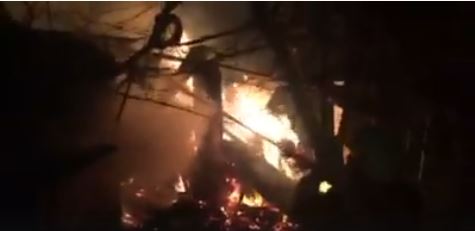 VIDEO/ Zjarr në një stallë në Pukë, digjen disa krerë bagëti