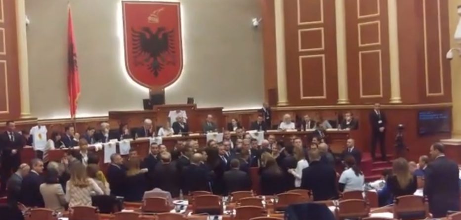 VIDEO/ Noka dhe Berisha në foltore, çfarë nuk u pa nga përplasja në Kuvend