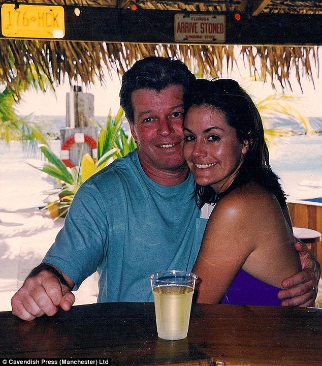 FOTOT/ Vejusha e pasur që shpëton martesa, duke shkuar me… burra të martuar