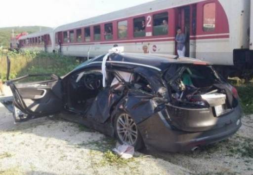 Tenton të kalojë me makinë mbi shina, e godet treni i linjës Shkodër-Vorë, plagoset një grua