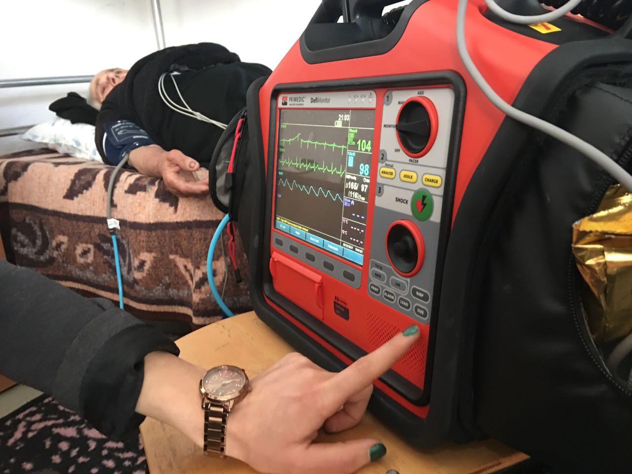 GALERI / Mjekë ‘derë më derë’ te banorët e prekur nga përmbytja