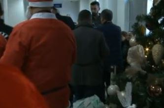 FOTOT/ 100 motoristë shpërndajnë dhurata për fëmijët e policëve të rënë