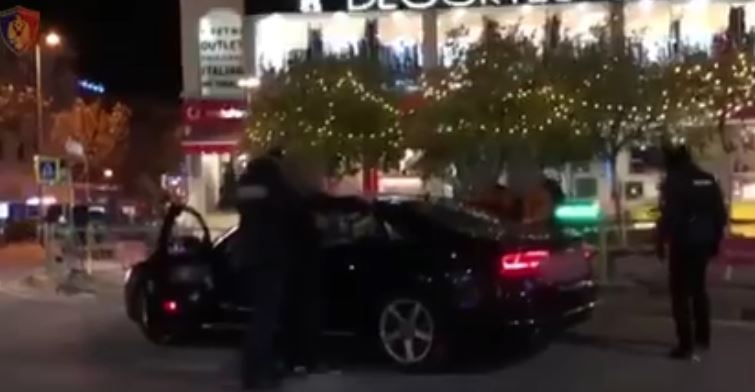 TIRANE/ Superaksione të policisë, dhjetra patenta të hequra dhe makina të bllokuara