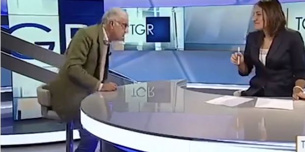 Video/ I ftuari ‘përvëlohet’ gjatë transmetimit “LIVE”, s’duron dot, puth në buzë moderatoren