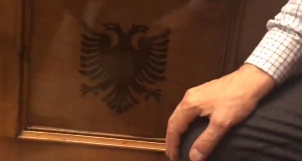 Kritiku italian i artit Vittorio Sgarbi, filmime të rralla në zyrën e Ramës (VIDEO)