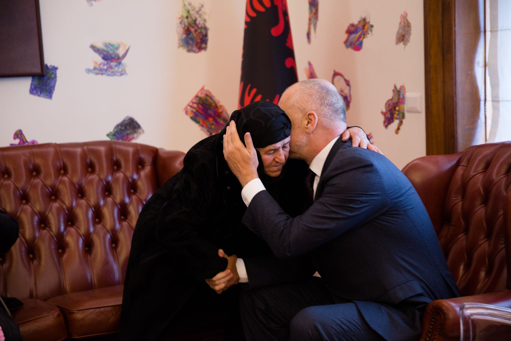 Humbi jetën gjatë përmbytjeve, medalje dhe mbështetje familjes së elektriçistit