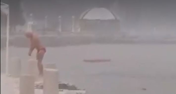 Situata është kritike, por sarandjoti zhytet në det (VIDEO)