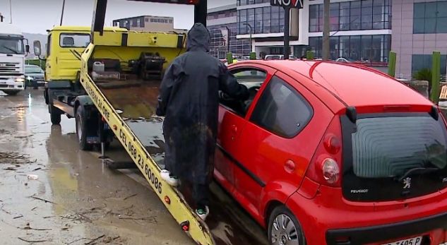 VIDEO/ “Erdhi si lum papritur”, flasin qytetarët që mbetën të bllokuar në autostradë