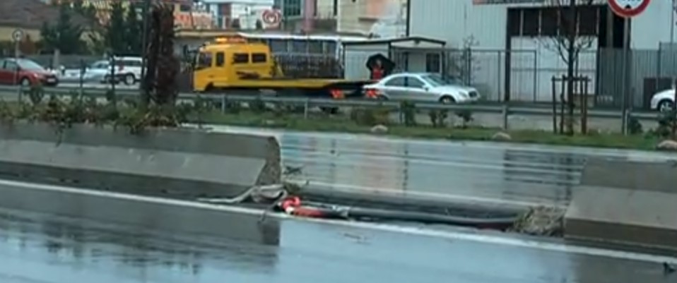 FOTOT/ Ja si paraqitet situata në autostradën Tiranë-Durrës